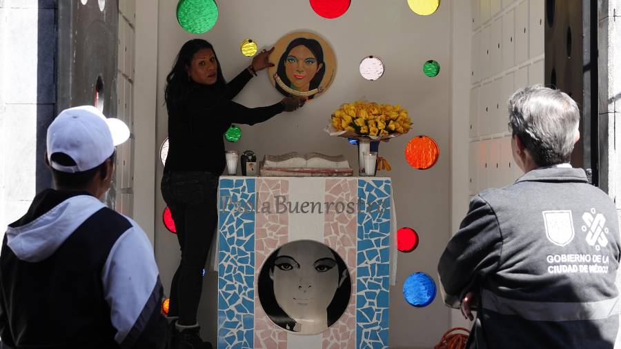 Activistas trans protestaron ante la Fiscalía de CDMX tras la detención de Arturo “N” y exigieron que el asesinato de Paola Buenrostro sea reclasificado.