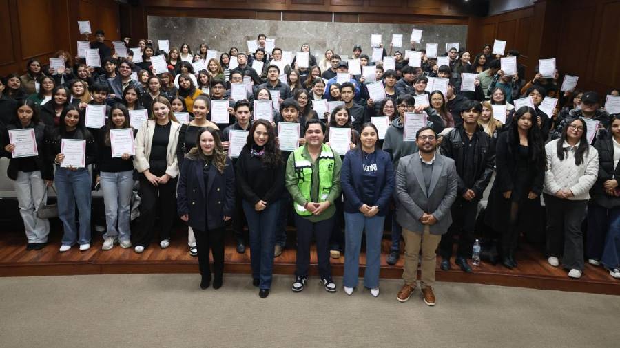 Un total de 120 alumnas y alumnos de diversas instituciones educativas recibieron reconocimiento por su labor en programas municipales.