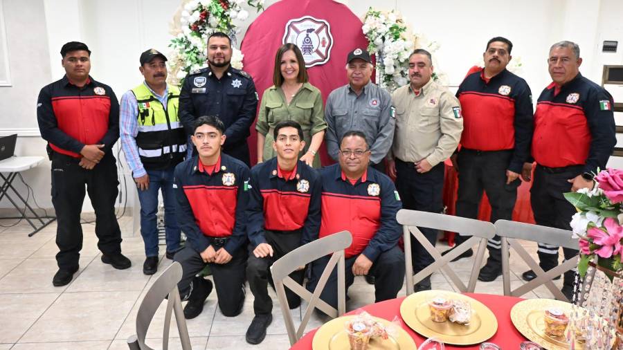 La alcaldesa Sara Irma Pérez Cantú encabezó el homenaje a los elementos del Cuerpo de Bomberos y Protección Civil de Frontera.
