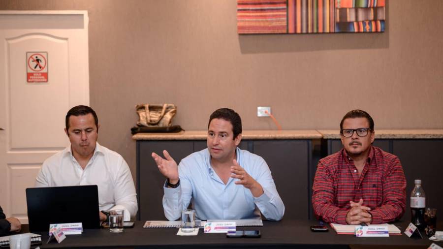 El alcalde Javier Díaz (centro) y los responsables de servicios públicos definieron la operación de las distintas áreas y los objetivos para los próximos meses en Saltillo.
