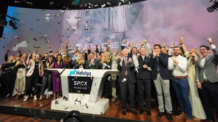 Los empleados de SpaceX celebran durante una ceremonia de toque de campana con motivo de la salida a bolsa de SpaceX