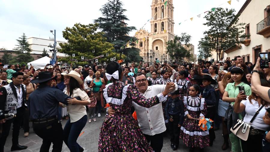 La callejoneada inaugural recorrió el Centro Histórico de Saltillo y reunió a decenas de familias que se sumaron al arranque del FINA 2026.