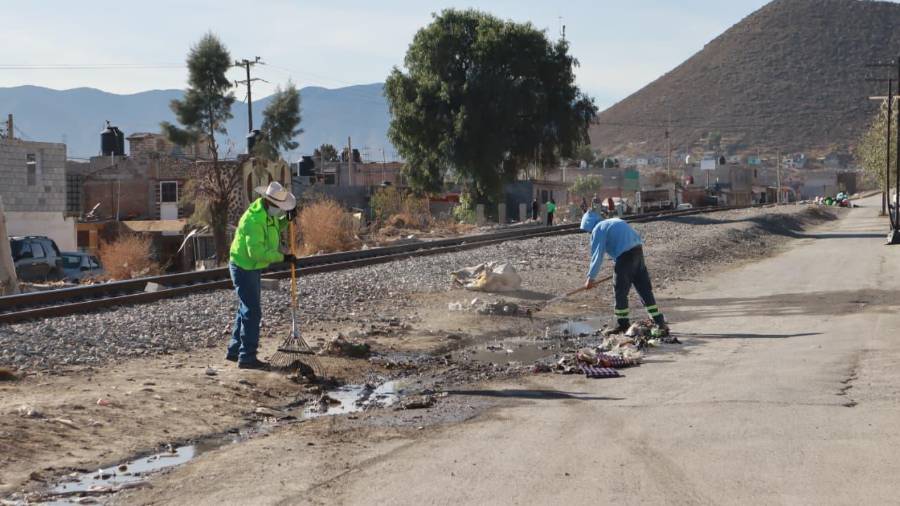 También se limpió la zona de las vías del ferrocarril y un puente peatonal.
