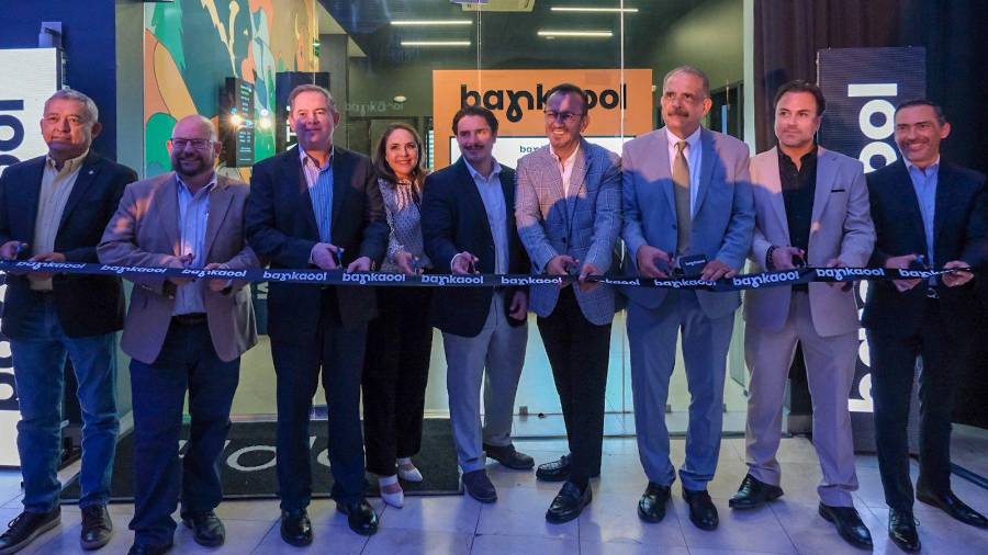 Directivos de Bankaool y Canaco Servytur Chihuahua realizaron la apertura de la sede destinada a impulsar el crecimiento de pymes y emprendedores locales. FOTO: CORTESÍA