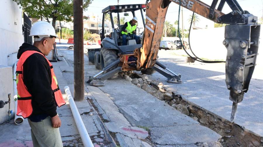 La obra se realizó sobre la calle Frontera, entre el bulevar Harold R. Pape y la calle Valparaíso, una zona que durante años presentó fallas en el servicio debido al desgaste de la red hidráulica.