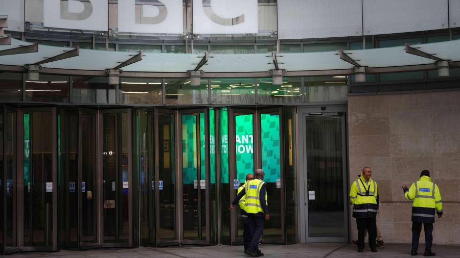 La BBC, financiada públicamente, es una institución nacional centenaria bajo creciente presión en una era de política polarizada y cambios en los hábitos de consumo de medios. FOTO: