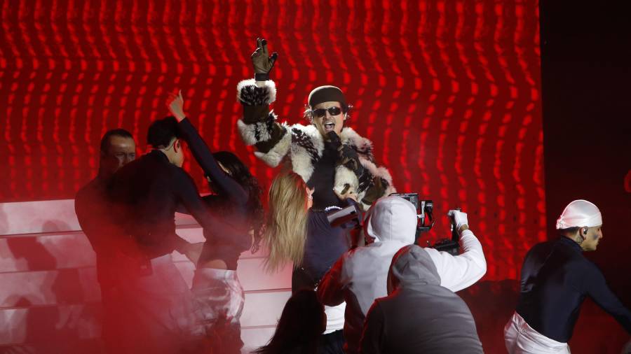 Invitación. El artista logró que los asistentes vivieran cada canción con un toque especial y como una experiencia única.