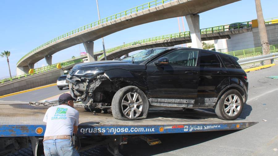 El vehículo fue trasladado con ayuda de una grúa.