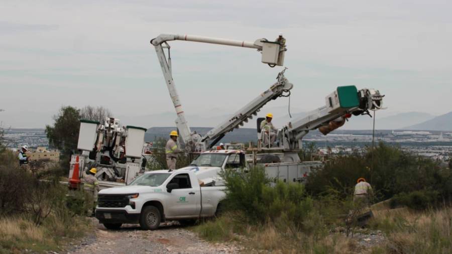 Cuadrillas de la CFE, Aguas de Saltillo y el Gobierno Municipal trabajaron desde temprana hora para restablecer el servicio en las colonias afectadas.