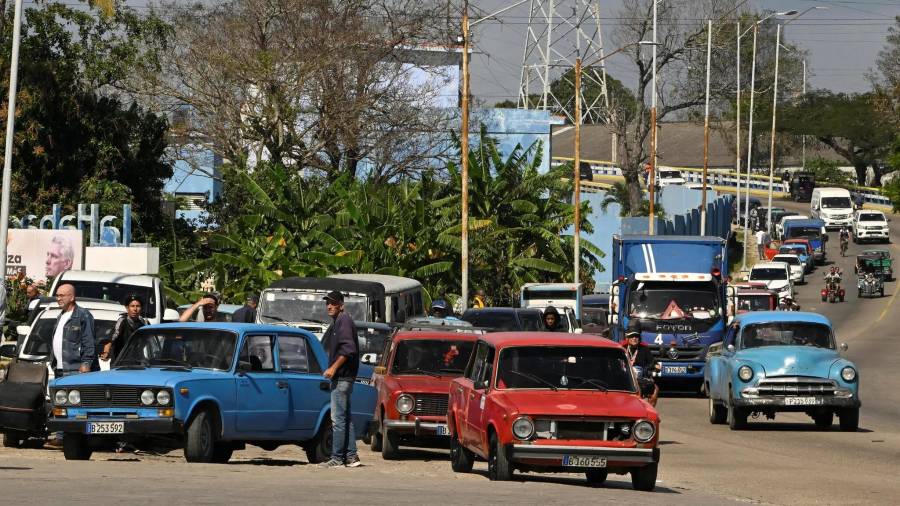 La isla continúa sufriendo el bloqueo petrolero estadounidense que requiere a diario de unos 60 mil barriles de crudo importados para satisfacer sus necesidades energéticas.