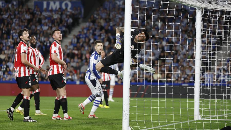 Álex Padilla defendió el arco del Athletic de Bilbao durante todo el encuentro ante la Real Sociedad en la semifinal de la Copa del Rey, duelo que terminó con la eliminación del conjunto rojiblanco.