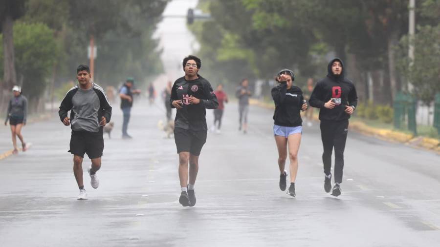 A pesar del clima, corredores y paseantes recorrieron el circuito dominical.