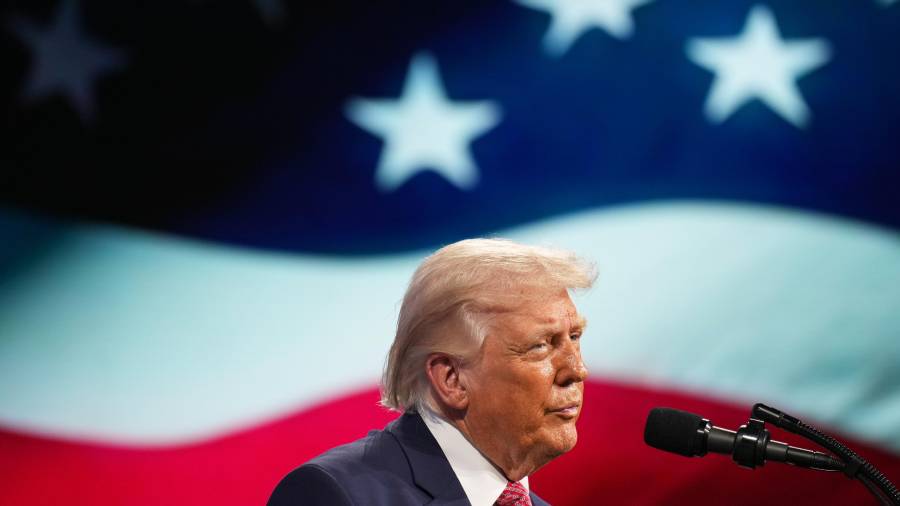 El presidente Donald Trump pronuncia un discurso en la cumbre del Future Investment Initiative Institute en Miami Beach, Florida.