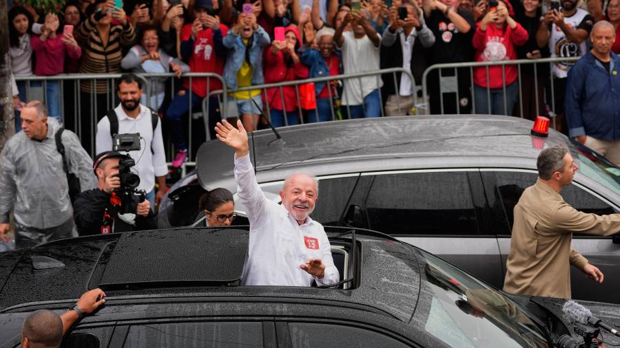 El presidente Luiz Inácio Lula da Silva, que busca la reelección, saluda tras votar en la segunda vuelta de las elecciones presidenciales en São Bernardo do Campo, Brasil, el domingo 25 de octubre de 2026.