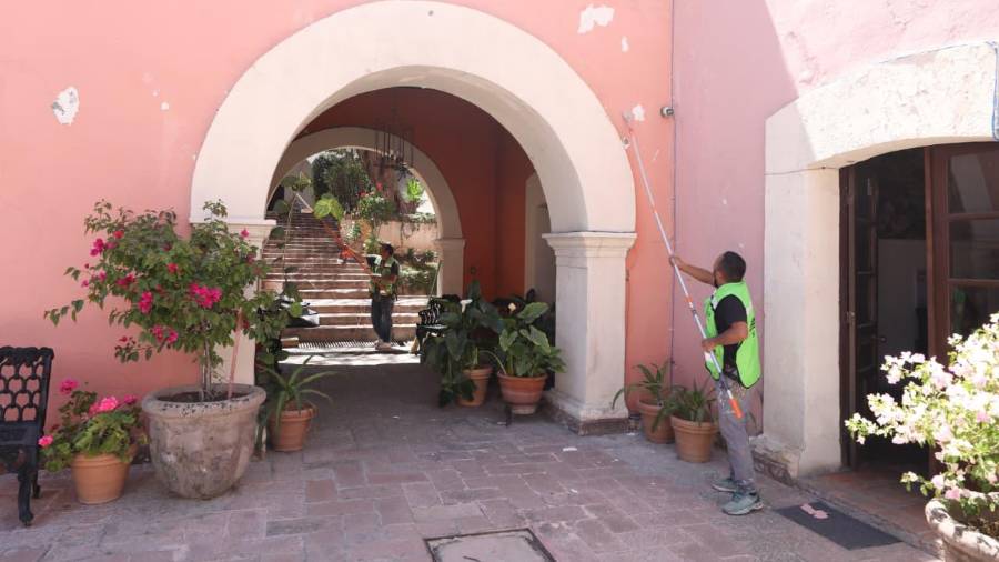 Personal municipal realiza trabajos de pintura y mantenimiento en el histórico Recinto de Juárez, ubicado en el Centro Histórico de Saltillo.