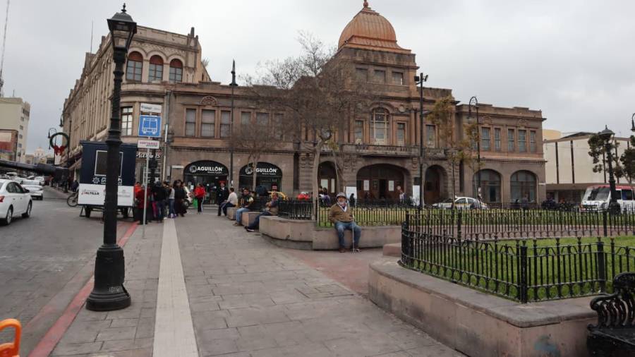 Cuadrillas municipales realizaron el hidrolavado de banquetas en la Plaza Manuel Acuña, mejorando la seguridad peatonal y preservando la imagen.
