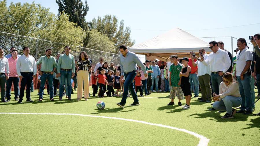 El proyecto incluye una cancha de fútbol siete y una plaza pública renovada para actividades recreativas.