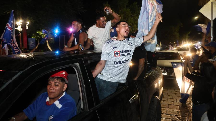 Aficionados de Cruz Azul abarrotaron el cruce de Victoria y Purcell para celebrar el campeonato celeste con banderas, cánticos y espuma.