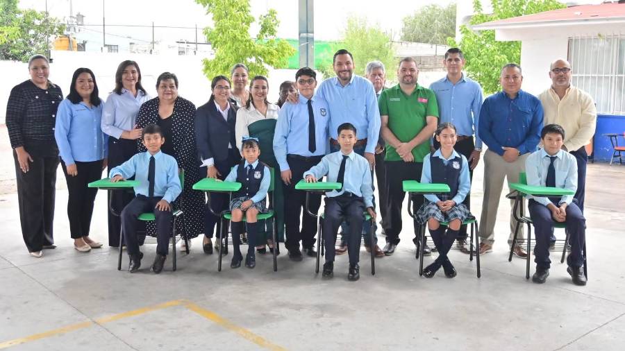 El alcalde Carlos Villarreal Pérez encabezó el acto cívico y la entrega de mobiliario en la escuela de la Zona Centro.