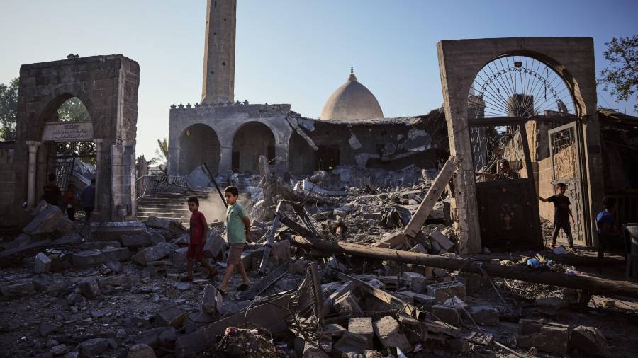 Palestinos inspeccionan la mezquita Abu Salim un día después de un ataque aéreo israelí, en Deir al-Balah, en el centro de la Franja de Gaza, el 25 de agosto de 2026.
