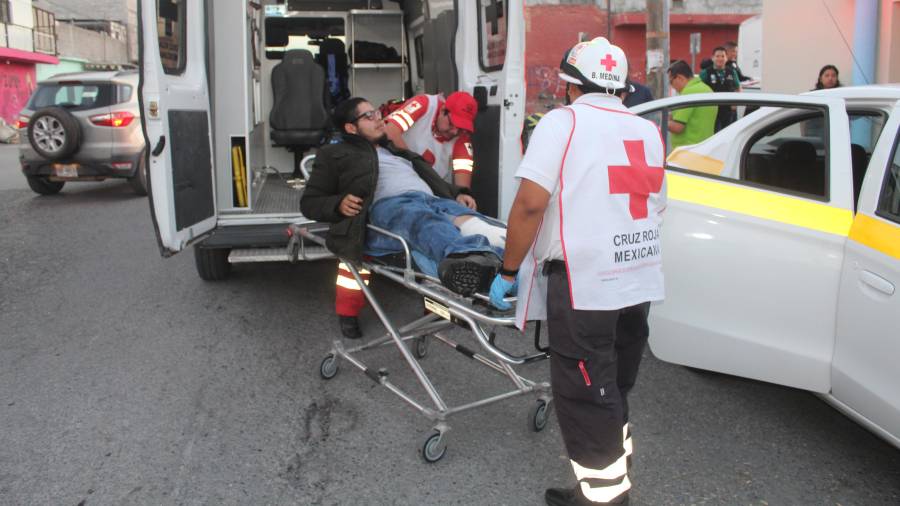 El lesionado fue atendido por paramédicos de la Cruz Roja.