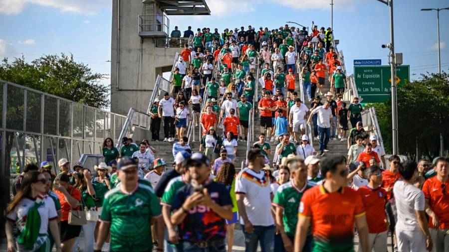 Aficionados de Corea del Sur y sudafricanos recorrieron las calles de Monterrey antes del partido, emocionados por vivir su primera experiencia mundialista en México.