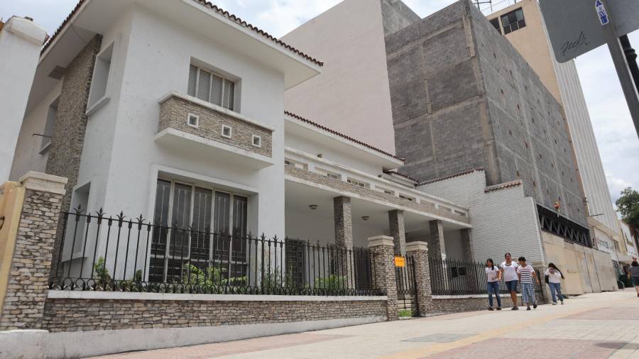 En estos días que ocurre la destrucción de la parte posterior (situación que presupone más cambios) de una de las pocas viviendas que existen en la calle de Victoria, vuelve a ponerse como tema de discusión el conservar o no los edificios antiguos (o, como en este caso, más o menos viejos) de valor histórico o arquitectónico.