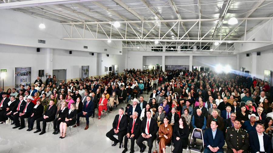 Familias sambonenses acudieron al recinto para conocer los avances del gobierno municipal.