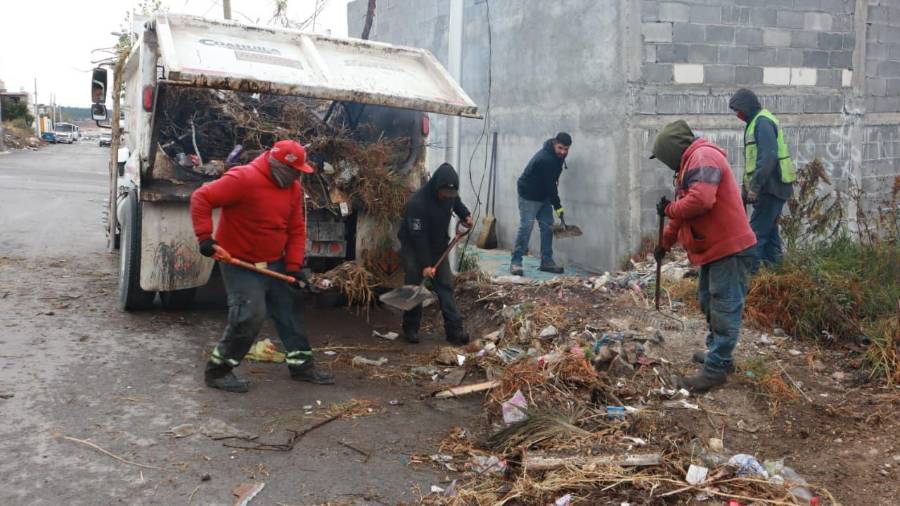 Brigadas del programa “Aquí Andamos” realizaron labores de limpieza y retiro de escombro en el Arroyo del Pueblo, en la Zona Centro de Saltillo.