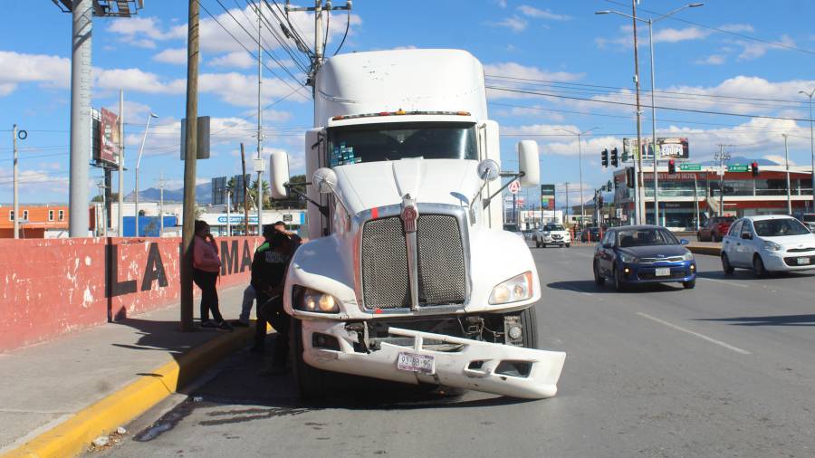 El camión circulaba con paso continuo por la lateral del periférico LEA.