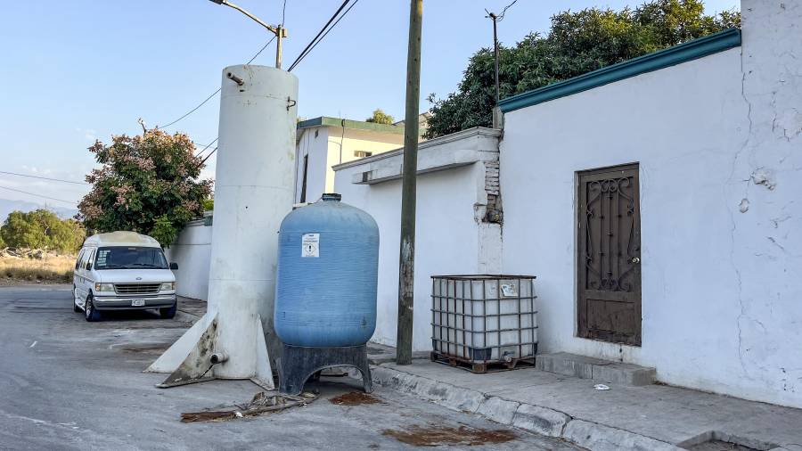 Saltillo: vecino usa calle como bodega dejando montacargas y estructura metálica