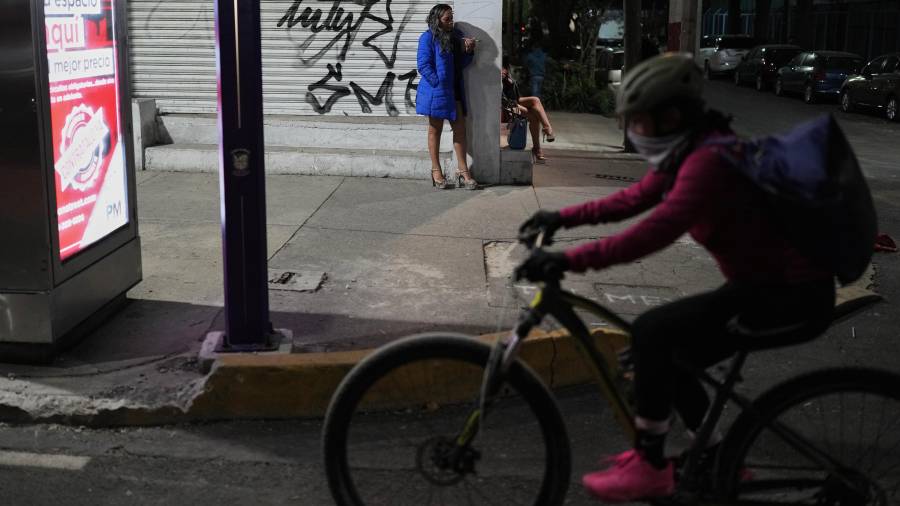 El trabajo sexual no está penalizado en la capital del país pero sí está siendo afectado de manera el directa las actividades de estas trabajadoras por la nueva ciclovía que el gobierno realizó para el Mundial 2026.