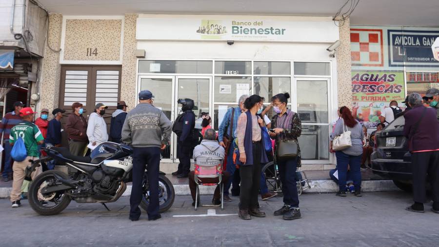 Problemas con tarjetas han llevado a decenas de beneficiarios a las instalaciones del Banco del Bienestar en la zona centro de Saltillo.