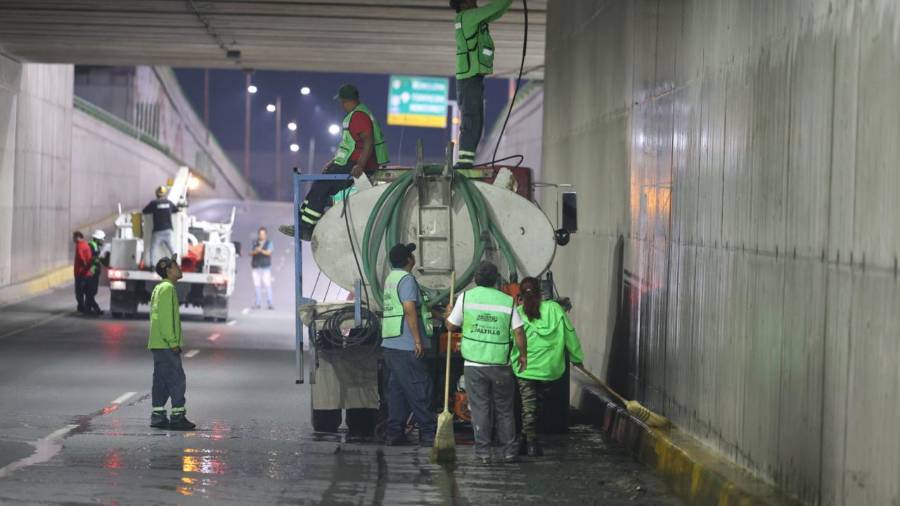 Personal municipal realiza trabajos nocturnos de limpieza y mantenimiento en los túneles del distribuidor vial El Sarape.