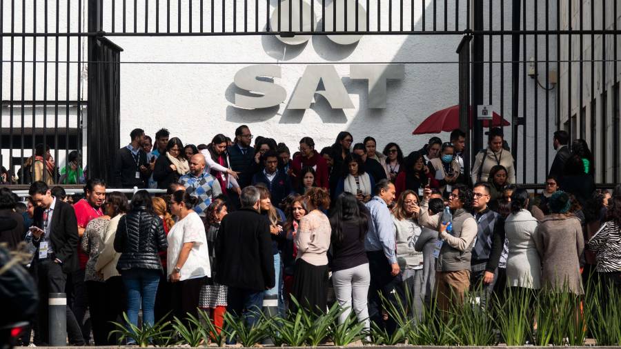 El SAT puede inmovilizar cuentas de nómina sin previo aviso cuando existen adeudos fiscales en ciertos casos.