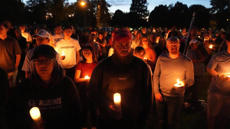 Carly Jenkins, izquierda, y Alex Thomson, centro, presentan sus condolencias junto con otras personas durante una vigila en honor a Charlie Kirk el 12 de septiembre de 2025, en Provo, Utah.