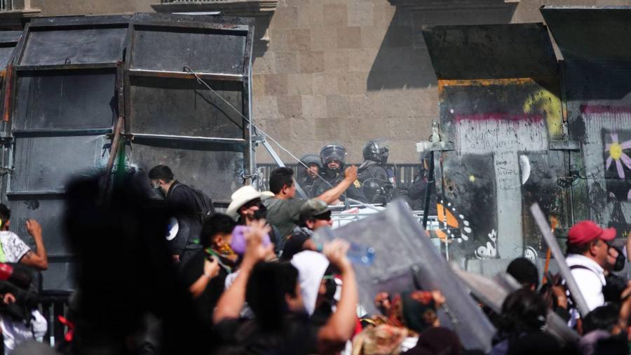 El llamado bloque negro logró derribar las vallas frente al Palacio Nacional durante la marcha de la Generación Z en el Zócalo. La policía lanzó piedras y gas lacrimógeno para intentar contenerlos.