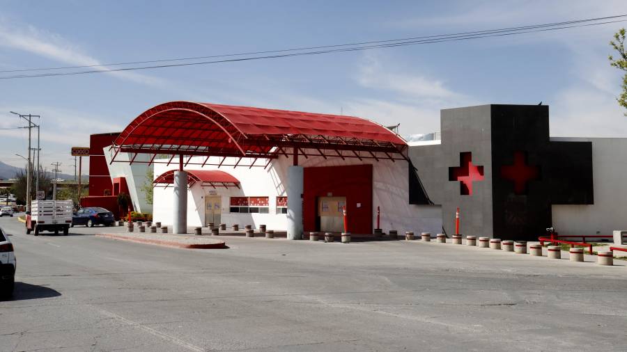 Personal médico de la Cruz Roja realizó maniobras de reanimación al menor tras su ingreso al área de urgencias.