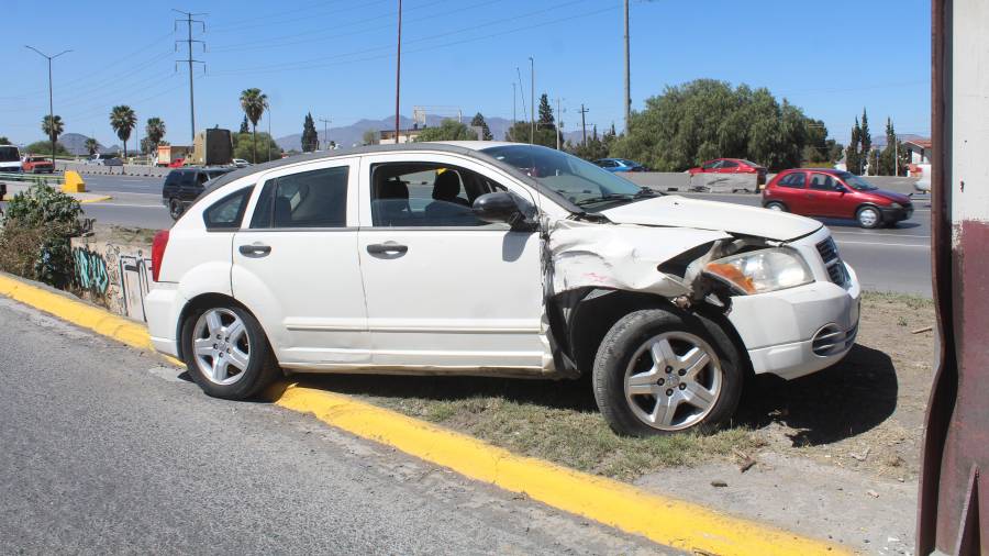 José ¨N¨, de 85 años, logró salir ileso tras impactar su camioneta contra un puente peatonal.