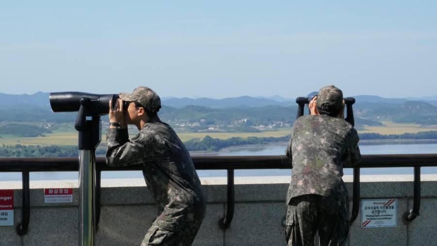 Soldados surcoreanos observan territorio norcoreano desde el Puesto de Observación de Unificación, el miércoles 16 de septiembre de 2026, en Paju, Corea del Sur.