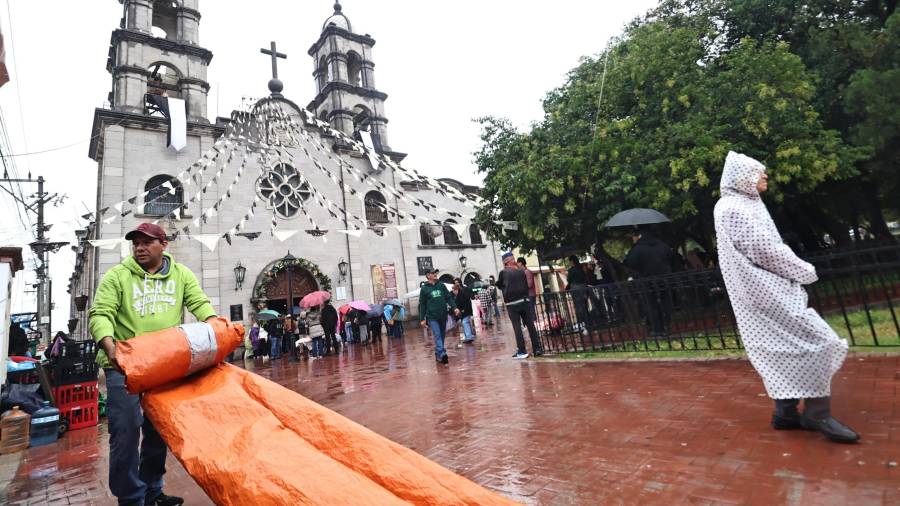 Los puestos de comida, dulces típicos y productos tradicionales dieron ambiente de verbena a la Plaza San Francisco.