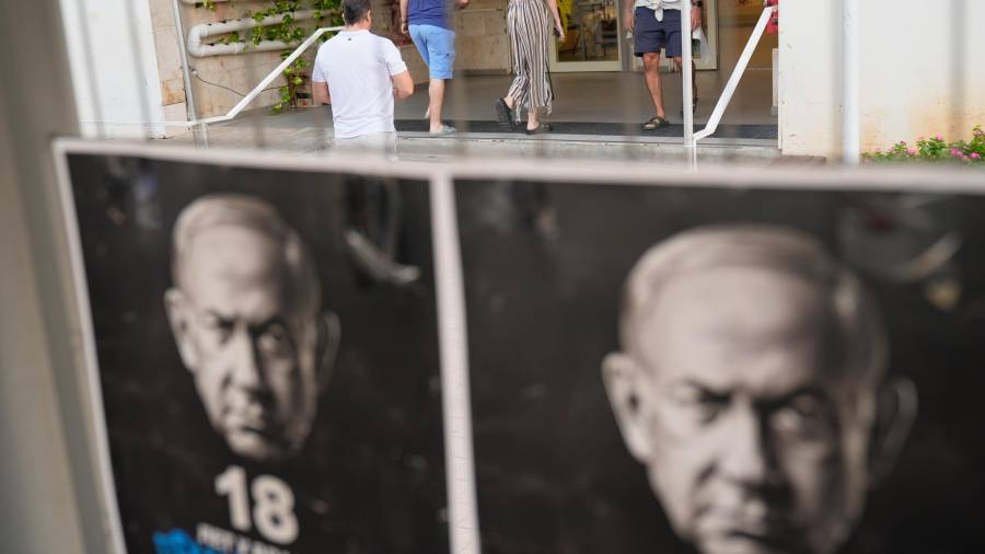 Entre los israelíes, las elecciones son vistas como una lucha por el carácter del Estado, enfrentando a Netanyahu y sus aliados ultranacionalistas y religiosos contra quienes buscan preservar sus cimientos liberales y seculares.