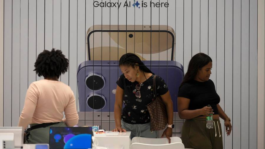 Personas visitan una tienda de Samsung Electronics, en Seúl, Corea del Sur.