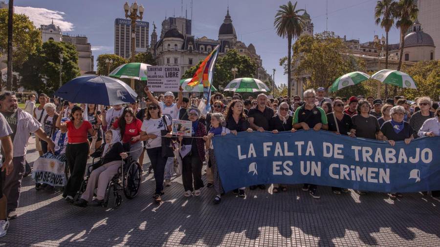 A medio siglo del golpe de 1976, la conmemoración de este año estuvo marcada por las protestas contra los profundos recortes presupuestarios y las políticas económicas del gobierno de Javier Milei, que han impactado también en la financiación de los sitios de memoria.