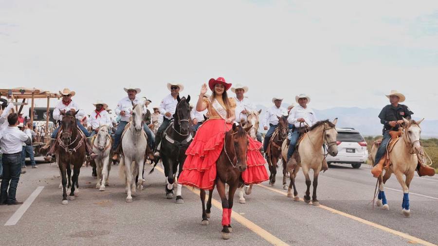 El tradicional recorrido a caballo en Cuatro Ciénegas, Coahuila, se convirtió en uno de los eventos con mayor convocatoria de la Feria de la Uva 2026.