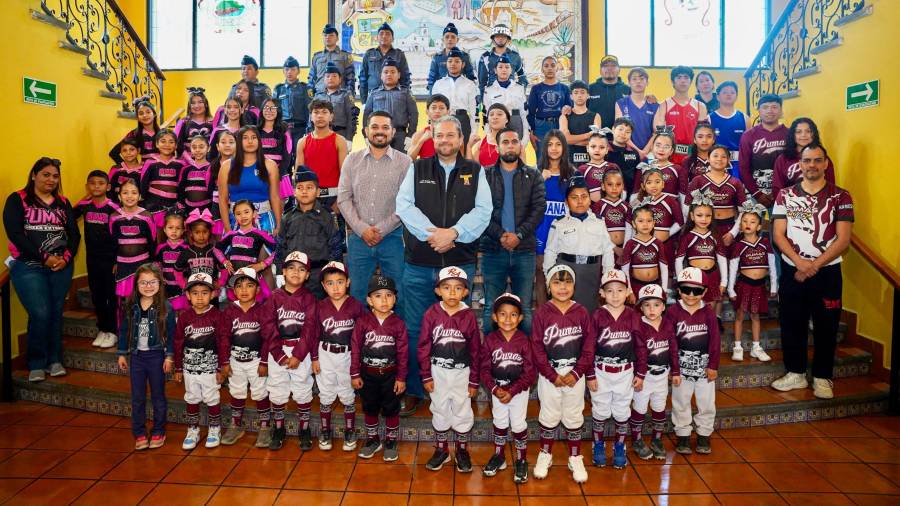 El alcalde Tomás Gutiérrez Merino encabezó la entrega de apoyos económicos a escuelas y equipos deportivos del municipio.