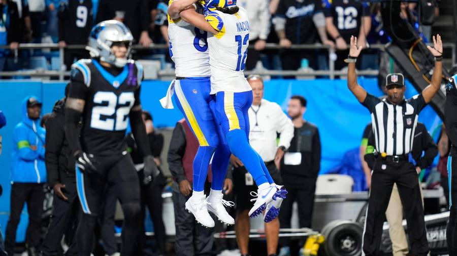 Matthew Stafford lideró la ofensiva de los Rams de Los Ángeles en el triunfo 34-31 ante los Panthers de Carolina, resultado que los convirtió en el primer invitado a la Ronda Divisional de la NFL.