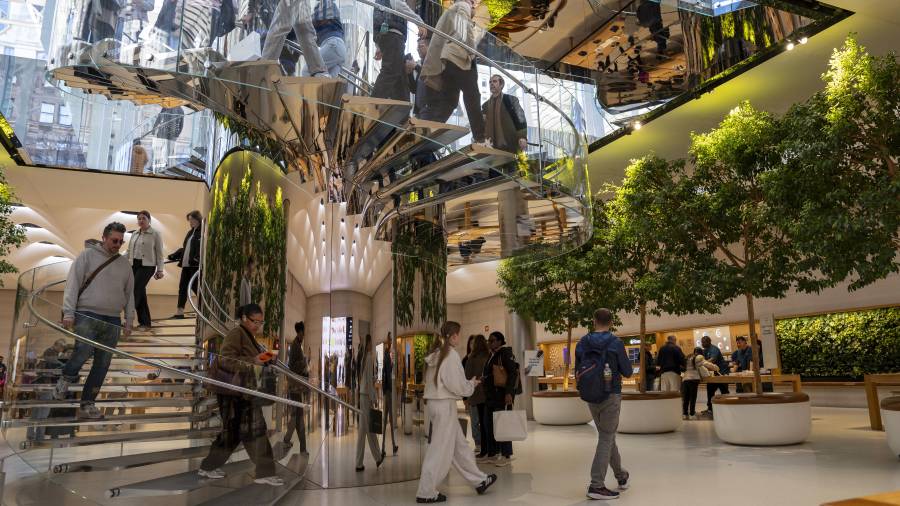 Personas recorren la tienda Apple de la Quinta Avenida en Nueva York. Apple, la empresa que nació de la visión de dos jóvenes en un garaje de California en 1976, cumple este 1 de abril medio siglo de vida.
