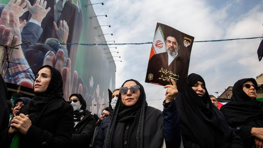 Manifestantes iraníes con un retrato de Mojtaba Jameneí, su nombramiento como nuevo líder supremo habría estado precedido por una enconada lucha de poder entre clérigos, militares y figuras políticas, divididas entre facciones conservadoras y moderadas.