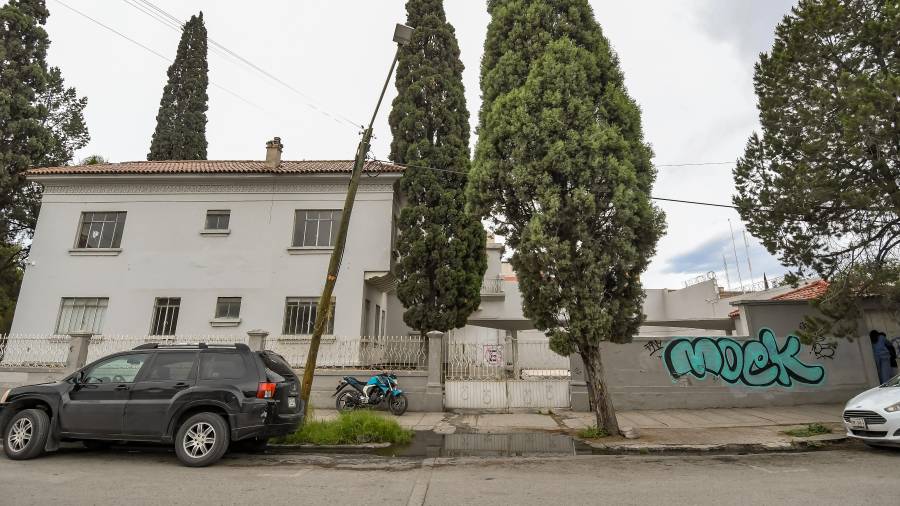 El poste inclinado ubicado sobre la calle Aldama, cerca de la BENC, continúa visible para peatones y automovilistas que transitan diariamente por la zona.